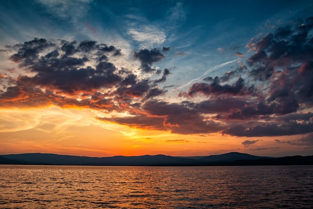 Ein wunderschöner See vor der Kulisse eines malerischen Sonnenaufgangs