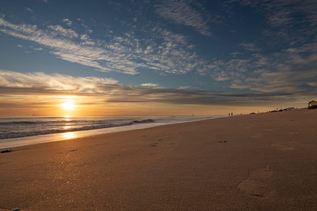 Ein wunderschöner Sonnenuntergang am Strand von Mazagon Spanien Im Konzept eines entspannten Urlaubs