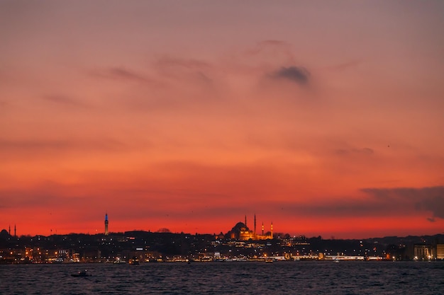 Ein wunderschöner Sonnenuntergang über der Blauen Moschee in Istanbul