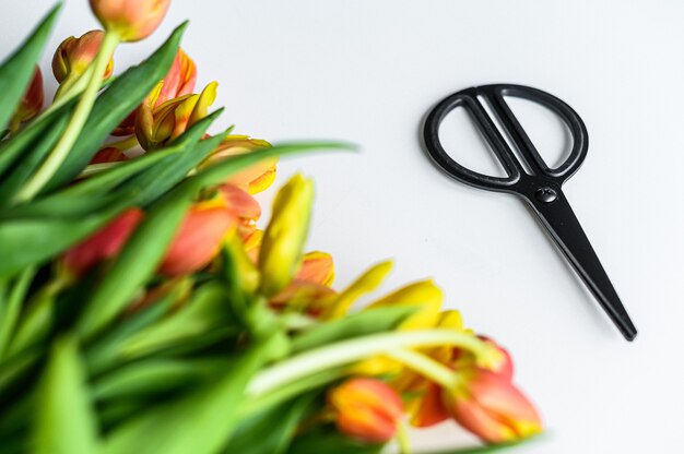 Ein wunderschöner Strauß aus gelben, orangefarbenen und roten Tulpen