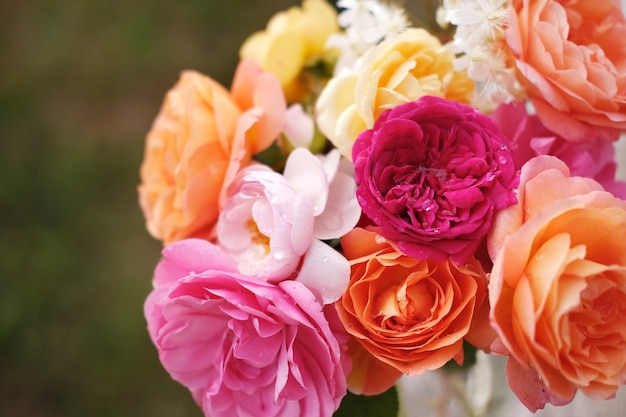 Foto ein wunderschöner strauß englischer rosen von david austin. vintage helle gartenblumen für einen urlaub