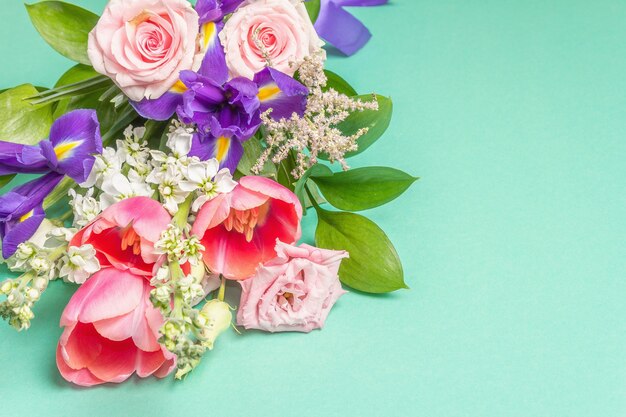 Ein wunderschöner Strauß frischer Blumen auf einer türkisfarbenen Pastelloberfläche