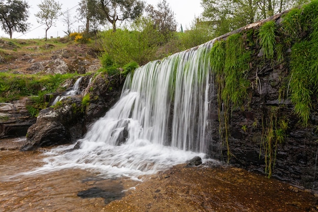 Ein wunderschöner Wasserfall im Naturschwimmbad im Fluss Arago