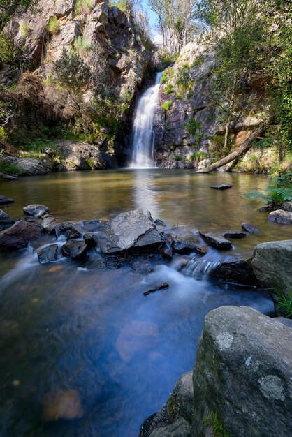 Ein wunderschöner Wasserfall im Penedo Furado Passadico in Vila de Rei, Portugal