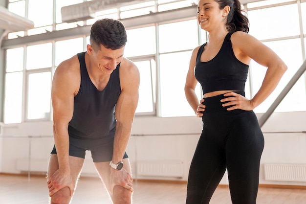 ein wunderschönes athletisches Paar in Sportbekleidung steht im Training und entspannt sich müde Mann Trainer