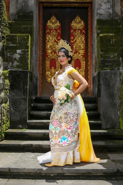 Foto ein wunderschönes mädchen trägt traditionelle kleidung aus bali