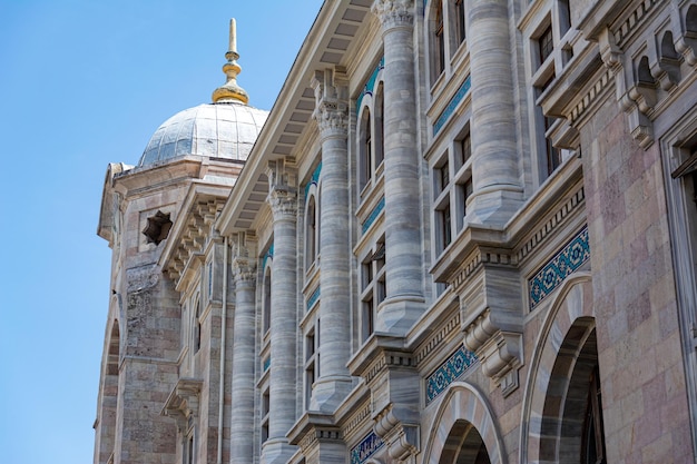 Ein wunderschönes Steingebäude mit alter Architektur im Zentrum von Istanbul, Türkei