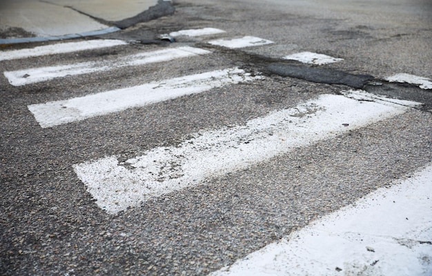 Ein Zebrastreifen mit einem weißen Streifen, auf dem „Crosswalk“ steht