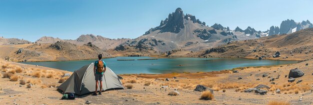 Ein Zelt in einer abgelegenen Wildnis aufstellen, umgeben von hohen Gipfeln und alpinen Seen, Wanderlust