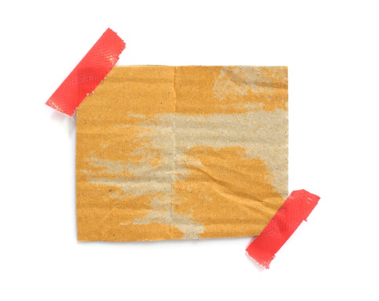 Foto ein zerrissenes blatt papier mit maskierband