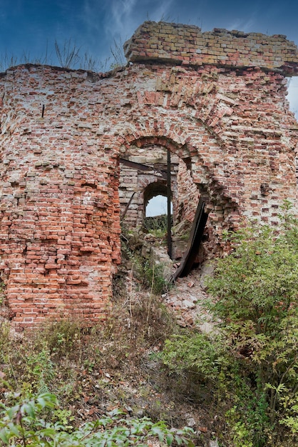 Ein zerstörtes Backsteingebäude auf dem Territorium der Festung Oreschek