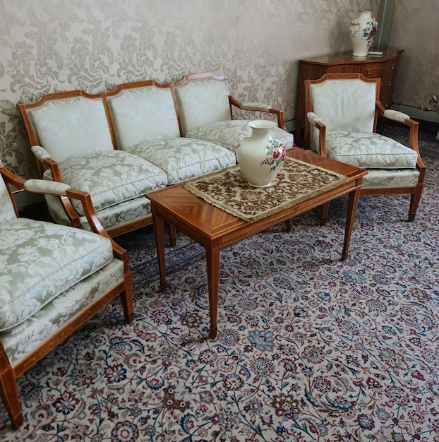 Ein Zimmer mit einer Couch und Stühlen
