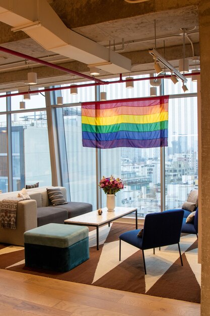 Ein Zimmer mit einer Regenbogenflagge, die an der Decke hängt