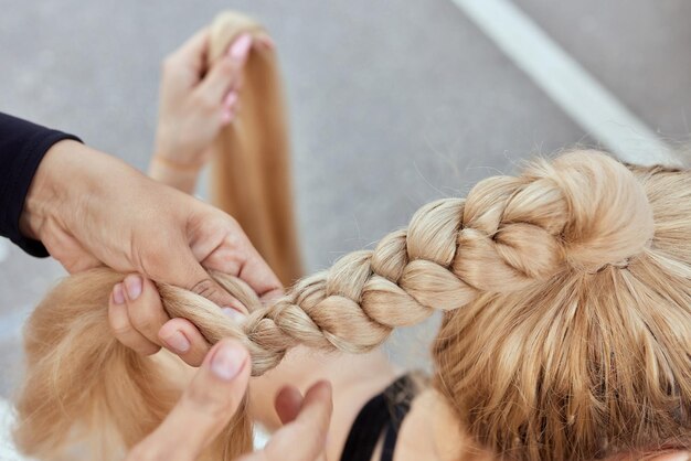 ein Zopfmädchen in einem Friseursalon