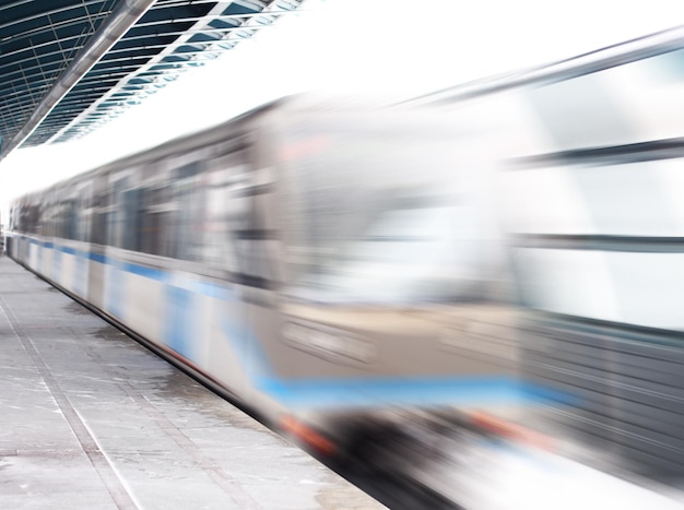 Ein Zug fährt an einem Bahnhof vorbei und die Nummer 2 steht an der Seite.