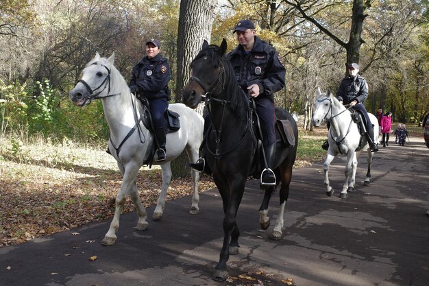 Foto ein zug von berittenen polizisten in einem park in moskau