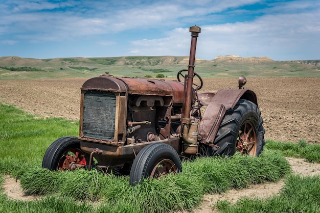 Ein zurückgelassener Oldtimer-Traktor im Frenchman River Valley in der Nähe von Eastend SK