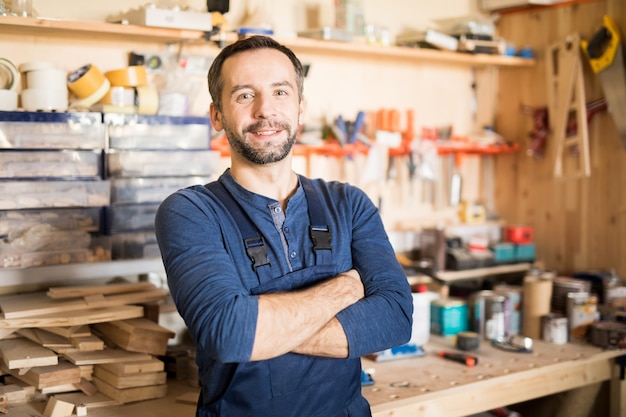 Ein zuversichtlicher Handwerker