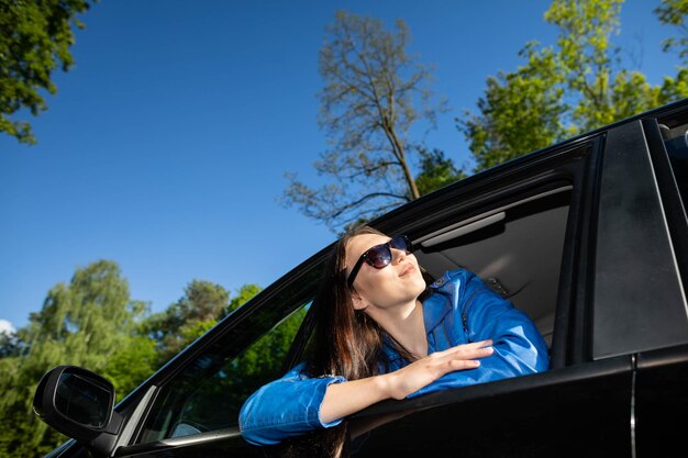 Ein Zwischenstopp im Wald am Straßenrand bei langen Fahrten mit dem Personenkraftwagen für einen Traumurlaub