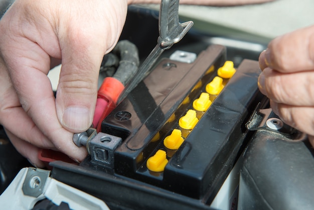 Einbau der Motorradbatterie