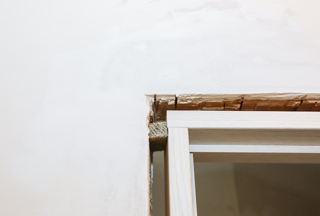 Einbau der Türen. Löcher in der Wand. Reparaturarbeiten. Wartung in der Wohnung.