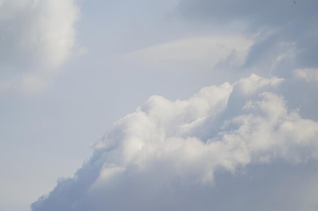 Eindeutig schöner blauer Himmel mit einzigartiger Wolke