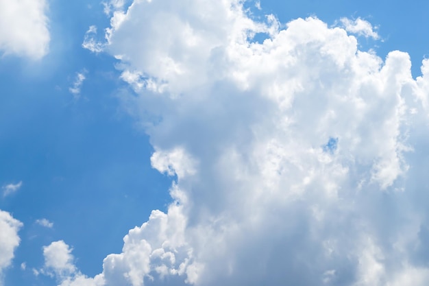 Eindeutig schöner blauer Himmel mit einzigartiger Wolke