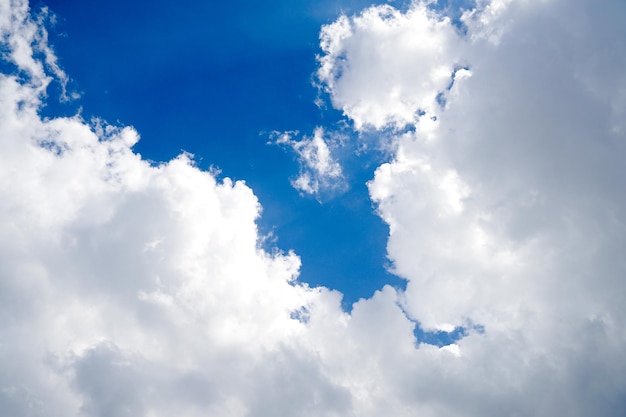 Eindeutig schöner blauer Himmel mit einzigartiger Wolke