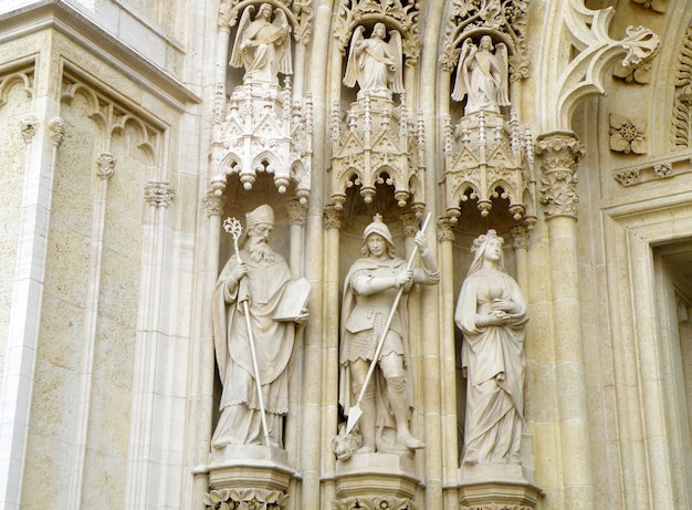 Eindrucksvolle Skulpturen von Heiligen und Erzengeln an der Fassade der Kathedrale von Zagreb, Kroatien