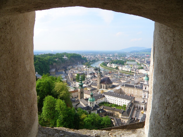 Eindrucksvolle Stadtansicht vom Wall von Hohensalzburg in Salzburg, Österreich