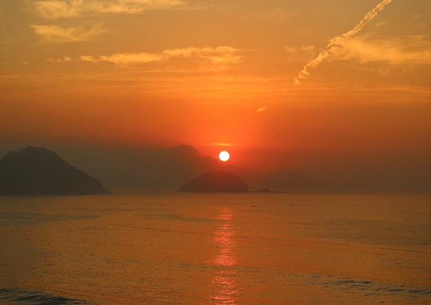 Eindrucksvoller Sonnenaufgang über dem Atlantik vom Copacabana-Strand in Rio de Janeiro, Brasilien