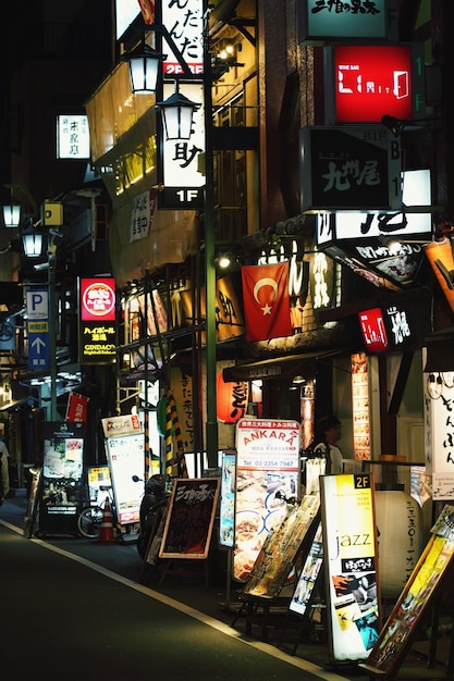 Foto eindrücke von reisenden - lebhaftes tokio bei nacht