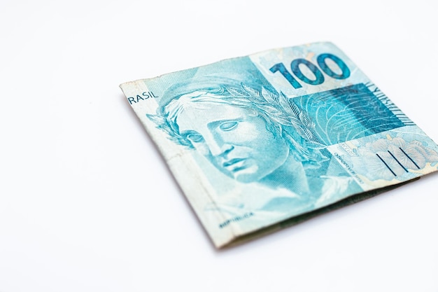 Eine 100-Reais-Banknote der brasilianischen Währung isoliert auf weißem Hintergrund