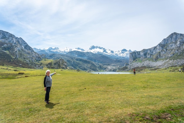 Eine ältere Frau, die den See Ercina in den Seen von Covadonga Asturien Spanien besucht