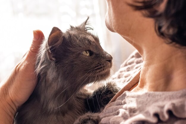 Eine ältere Frau hält ihre geliebte Katze in den Armen