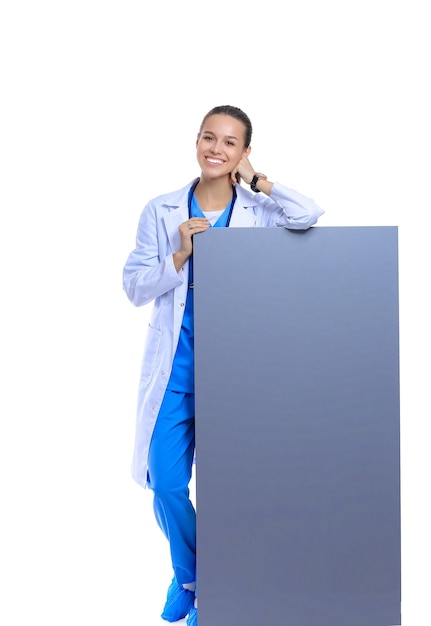 Eine Ärztin mit einer leeren Plakatwand