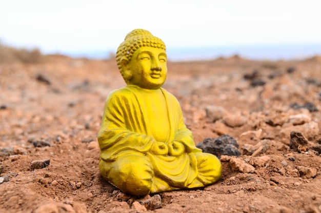 Eine alte Buddha-Statue