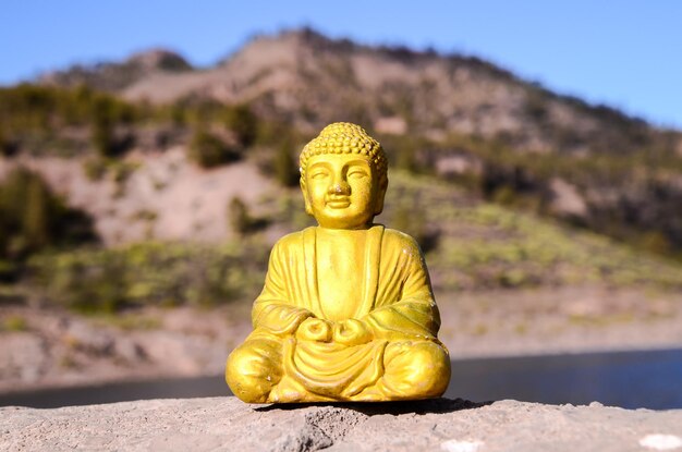 Foto eine alte buddha-statue