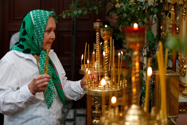 Eine alte Frau in der Kirche