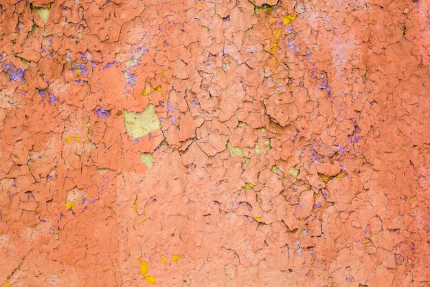 Eine alte, gebrochene orange strukturierte Farbe auf der Wand. Abstrakter Hintergrund.