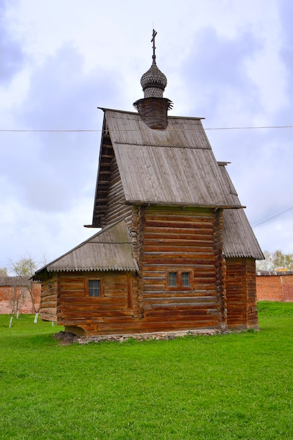 Eine alte Holzkirche