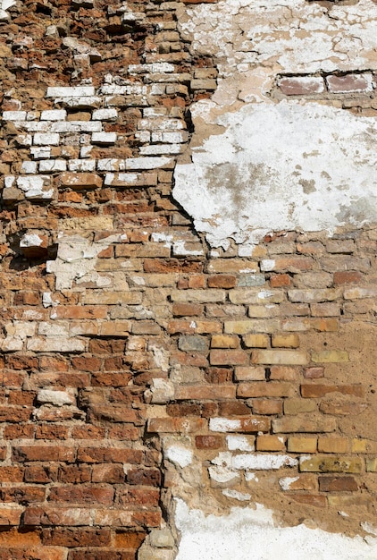 Eine alte Mauer mit verschiedenen Schäden