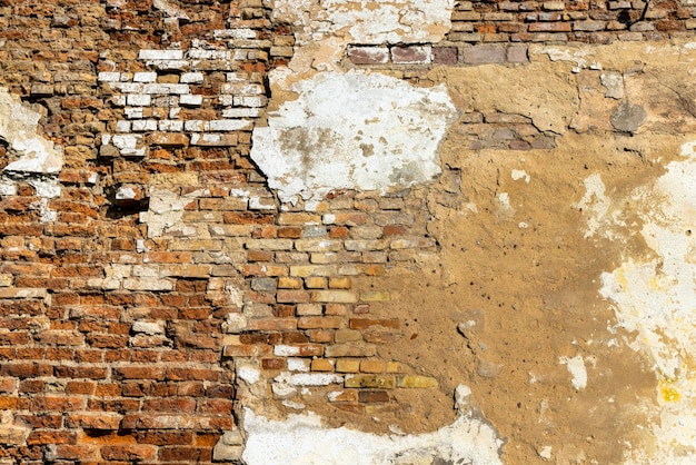 Eine alte Mauer mit verschiedenen Schäden