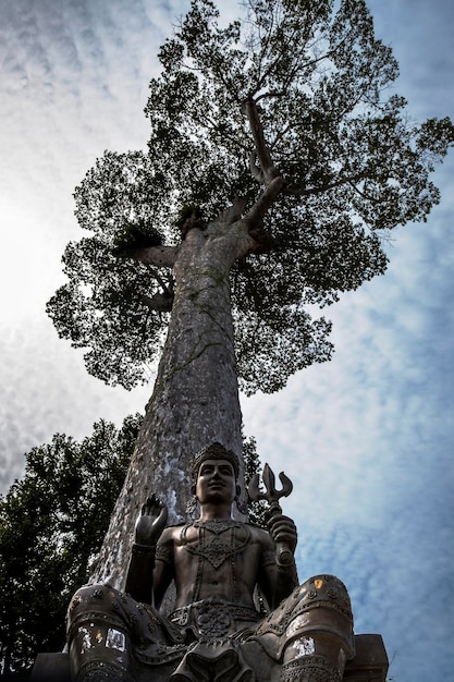 Eine alte Statue des Buddhismus