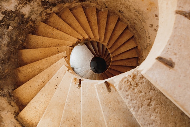 Eine alte Steintreppe in Fort Mamula in Montenegro