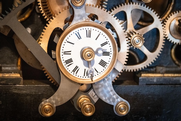 Eine alte Uhr, die den Mechanismus zum Auslösen der Glocken einer Kirche in Frankreich antreibt