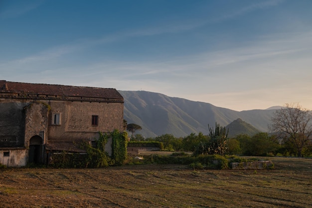 Eine alte, vergessene Villa in den Bergen Süditaliens