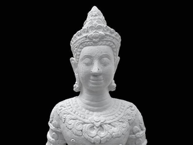 Eine alte verwitterte Statue des asiatischen Buddhismus isoliert auf schwarzem Hintergrund