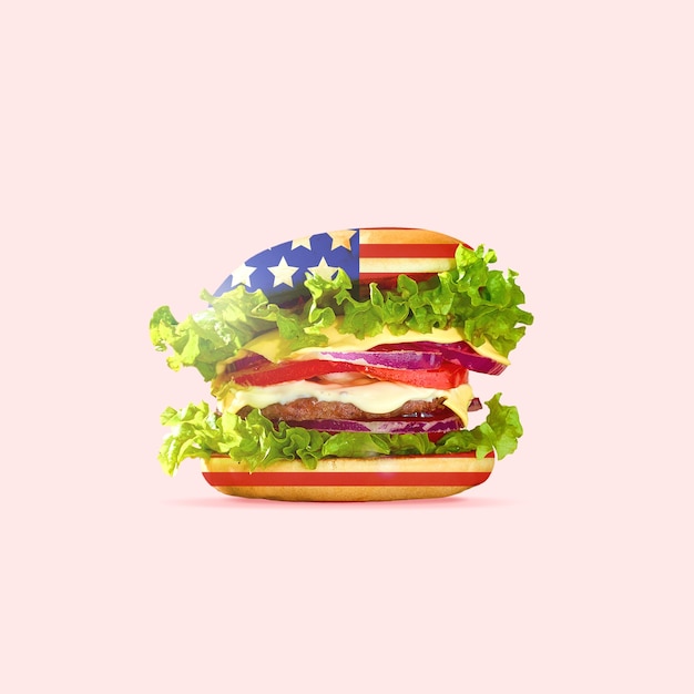 Eine alternative Ansicht von Stars and Stripes, Flagge der Vereinigten Staaten von Amerika als Burger auf Korallenhintergrund. Modernes Design. Zeitgenössische Kunst. Kreative konzeptionelle und farbenfrohe Collage.