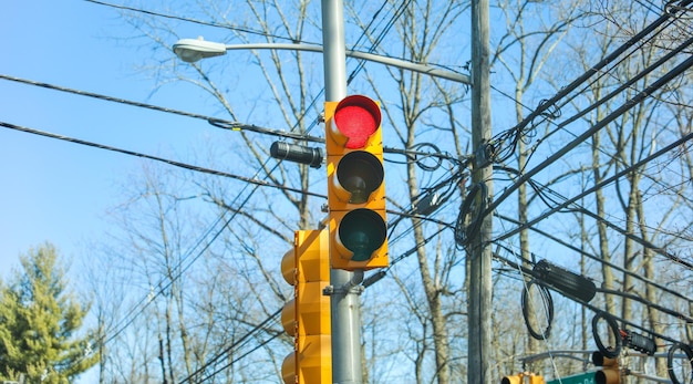 Eine Ampel, die rot und gelb ist